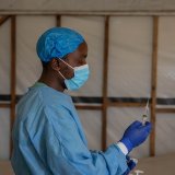 La Suisse ne prévoit pas pour l'instant de distribuer le vaccin mpox aux pays concernés. (archives) KEYSTONE/EPA/MOISE KASEREKA